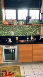 Cozinha completa, toda mobiliada, com cooktop 4 bocas, geladeira, microondas, forno.