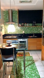 Cozinha completa, toda mobiliada, com cooktop 4 bocas, geladeira, microondas, forno.