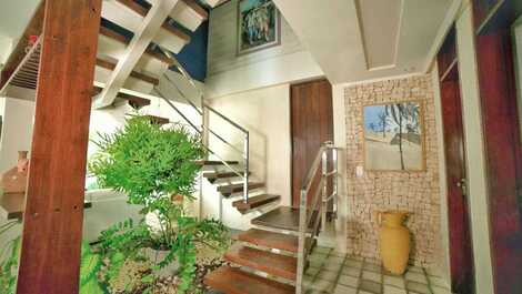 Sala de estar e escadaria para o nivel superior da casa.