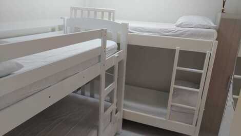 Quarto com dois beliches