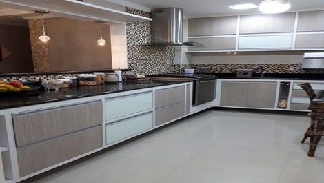Cozinha Ampla com Armários
