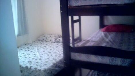 Suíte com uma cama de casal e uma treliche