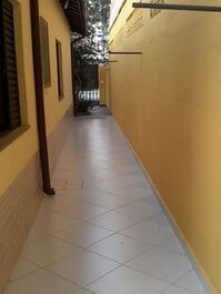 Corredor lateral para estender roupas