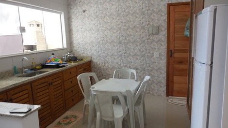 Cozinha c/ mesa para café