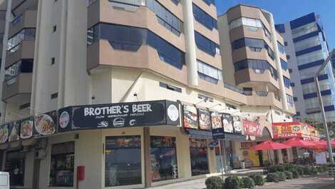 Apartamento de 3 dormitorios con aire acondicionado en primera línea de playa en el corazón de Meia Praia.