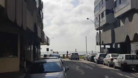 Apartamento de 3 dormitorios con aire acondicionado en primera línea de playa en el corazón de Meia Praia.