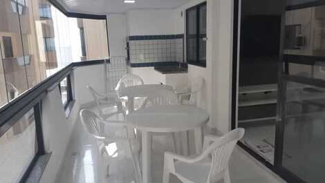 Apartamento de 3 dormitorios con aire acondicionado en primera línea de playa en el corazón de Meia Praia.