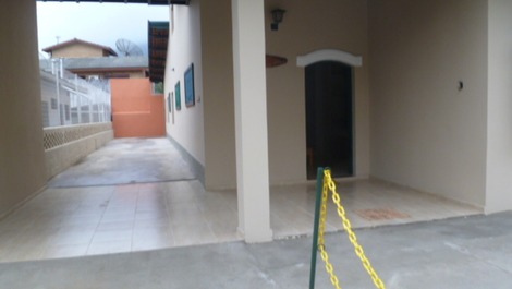 UBATUBA BEACH CASA CERRADA POR EL MAR CON 5 DORM.