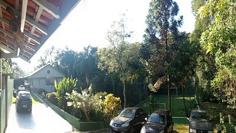 Corredor lateral de entrada e eustacionamento