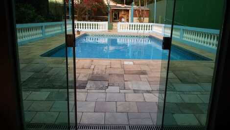 Piscina vista do salão