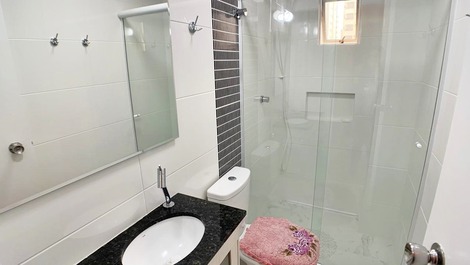 Ed. Márcia: 2 quartos com ar cond. quadra mar em Balneário Camboriú