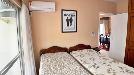 Ed. Márcia: 2 quartos com ar cond. quadra mar em Balneário Camboriú