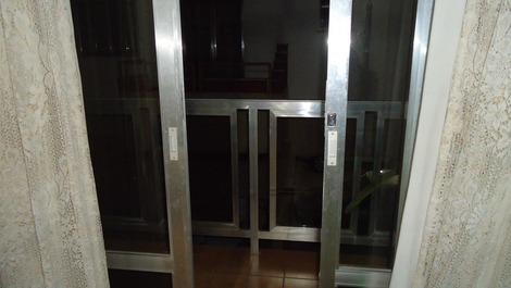 Apartamento Ubatuba - Praia Grande - 2 dormitorios a una cuadra del mar.