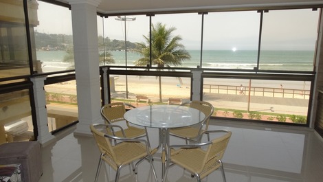 LINDO APARTAMENTO 4 SUÍTES FRENTE AO MAR