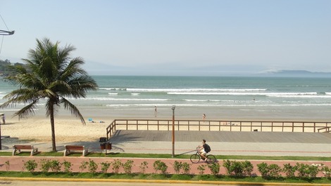 LINDO APARTAMENTO 4 SUÍTES FRENTE AO MAR