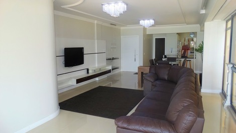 LINDO APARTAMENTO 4 SUÍTES FRENTE AO MAR