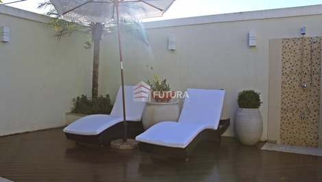 TOWNHOUSE WITH POOL SEASON RENTAL MARISCAL BOMBINHAS SC LC001EF