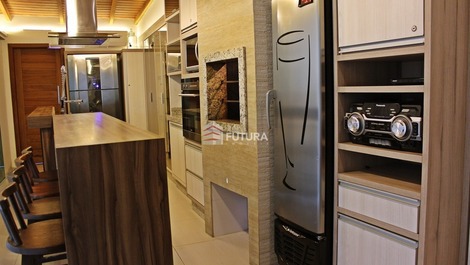 TOWNHOUSE WITH POOL SEASON RENTAL MARISCAL BOMBINHAS SC LC001EF