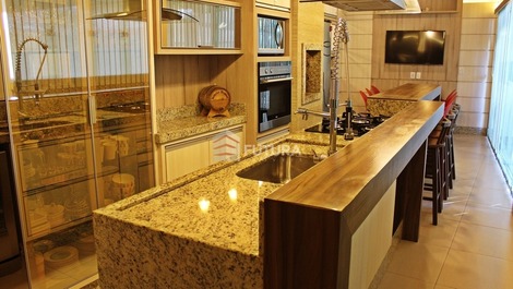 TOWNHOUSE WITH POOL SEASON RENTAL MARISCAL BOMBINHAS SC LC001EF