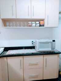 Ampla cozinha com microondas 