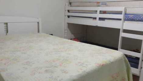 Quarto com cama de casal e beliche