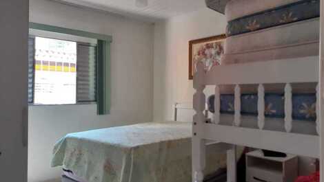 Quarto com cama de casal  beliche