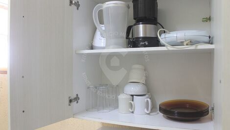 Cafeteira, liquidificador e sanduicheira.