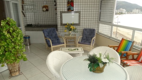 ÓTIMO APARTAMENTO FRENTE AO MAR CENTRO DE ITAPEMA