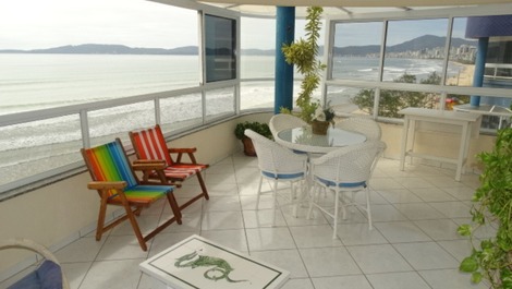 ÓTIMO APARTAMENTO FRENTE AO MAR CENTRO DE ITAPEMA