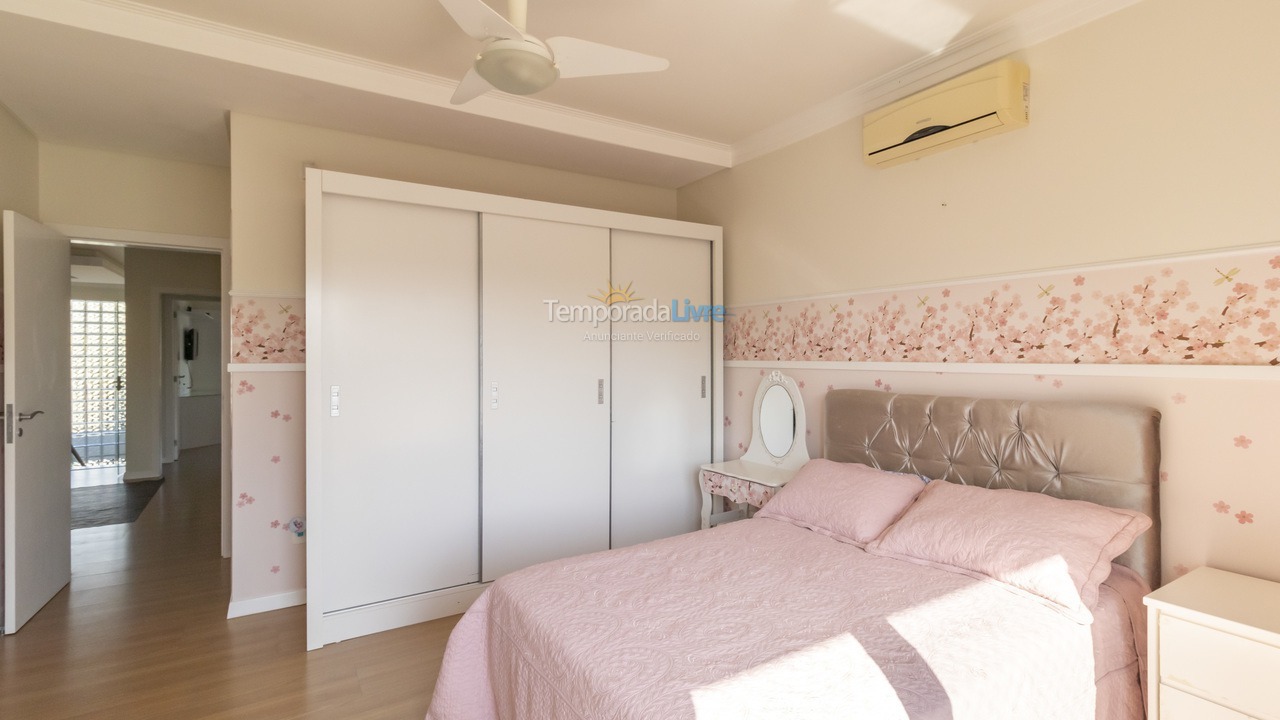 Casa para aluguel de temporada em Florianópolis (Jurere Tradicional)