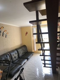 Sala com 2 futons de solteiro e 1 casal 
