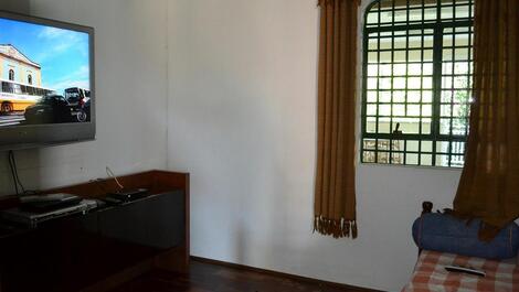 Sala de TV com sofá-cama