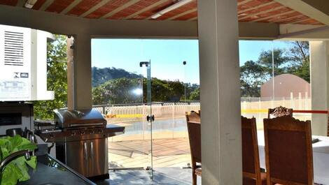 Cozinha externa com vista para piscina