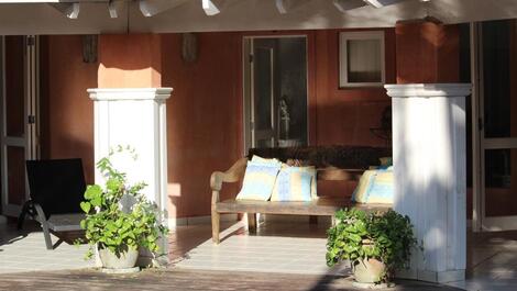 banco cama balines na varanda 