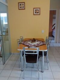 Sala de jantar com mesa