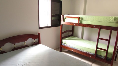 Suíte com cama de casal e treliche