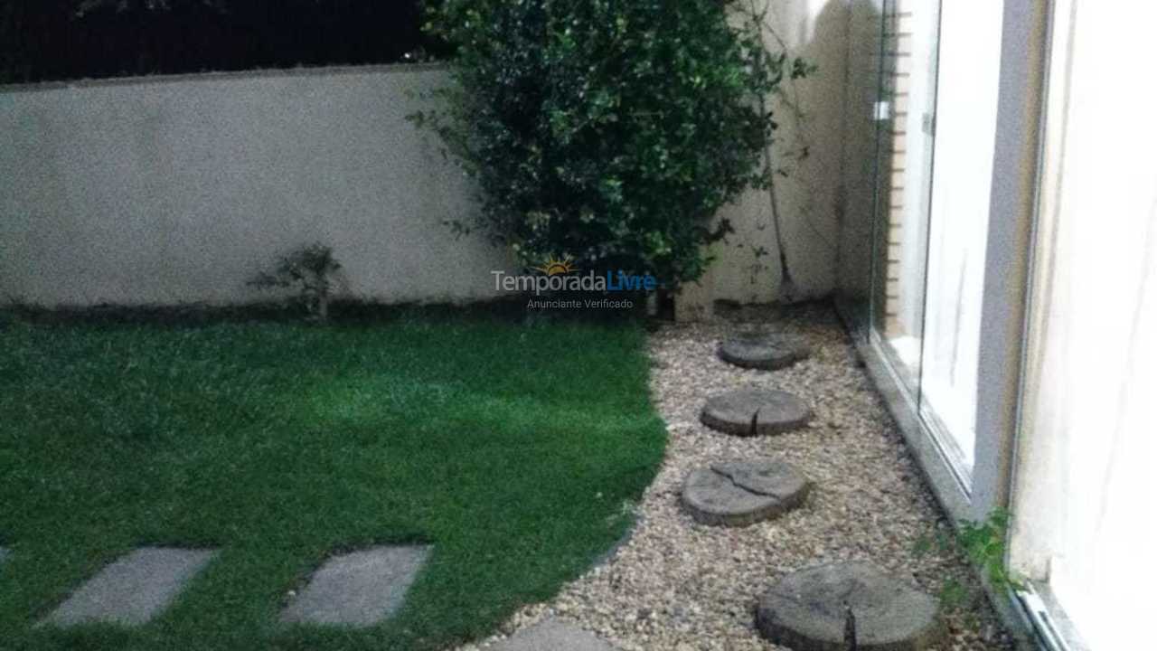 Casa para aluguel de temporada em Bombinhas (Praia de Zimbros)