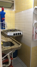 Cozinha, fogão, garrafa de café e tudo que precisa pra fazer uma comida rápida.