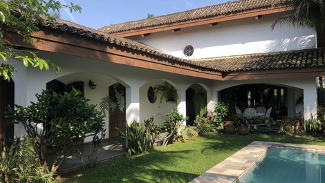 Piscina, varanda e quartos