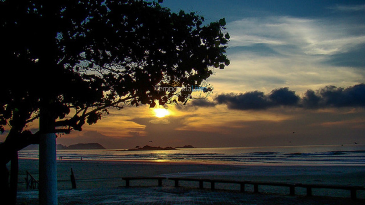 Apartamento para aluguel de temporada em Guarujá (Pitangueiras)