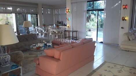 Casa de alto padrão frente a praia (melhor localização da Enseada)