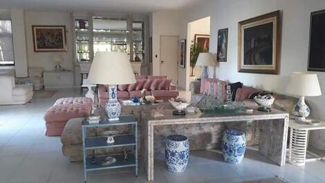 Casa de alto padrão frente a praia (melhor localização da Enseada)