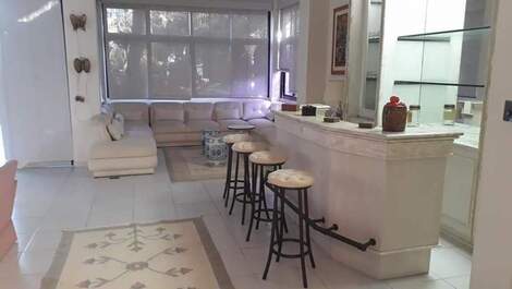 Casa de alto padrão frente a praia (melhor localização da Enseada)