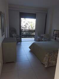 Casa de alto padrão frente a praia (melhor localização da Enseada)