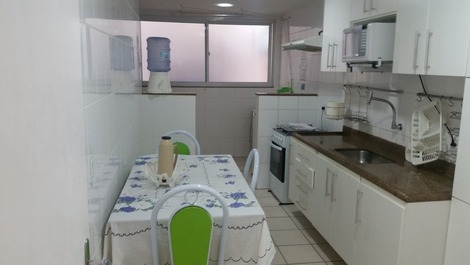 Ap.3 Qtos, WIFI Esq. c/ Beira Mar c/ Vista - 1 suite - 03 BANH