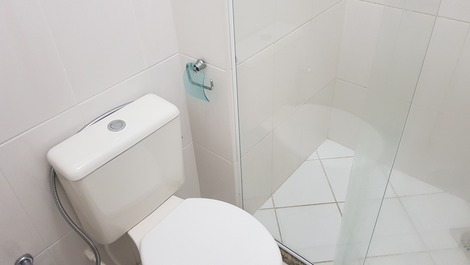 Apt. 03 habitaciones - FRENTE AL MAR 01 suite- balcón con vista y pantalla prot.