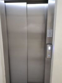 252 APTO 2 DORMITÓRIOS ED SOBRE MAR REFORMADO