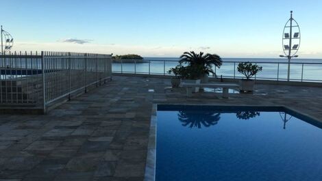 252 APTO 2 DORMITÓRIOS ED SOBRE MAR REFORMADO