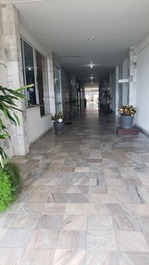 252 APTO 2 DORMITÓRIOS ED SOBRE MAR REFORMADO