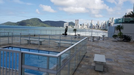 252 APTO 2 DORMITÓRIOS ED SOBRE MAR REFORMADO